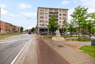 Centraal gelegen Hoekappartement te Merksem, dat interessant kan zijn als investeringspand, mits het pand momenteel verhuurd is.We betreden het...