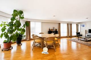 Uit de hand te koop:<br /><br />Bent u op zoek naar een <strong>ruim appartement te koop in Nieuwpoort-Stad</strong>? Dit instapklare hoekappartement van maar liefst <strong>132 m²</strong> bevindt zich op de eerste verdieping van een verzorgd gebouw, midden in het bruisende centrum van Nieuwpoort-Stad. Dankzij de hoekligging en de vele raampartijen geniet u de hele dag van een uitzonderlijke natuurlijke lichtinval.<br /><br />Het appartement beschikt over een ruime woonkamer, ideaal om gezellig te ontspannen of gasten te ontvangen. De volledig ingerichte keuken biedt alle comfort en voldoende werkruimte voor wie graag kookt.<br />Met <strong>drie volwaardige slaapkamers</strong> is dit appartement perfect voor gezinnen, koppels of wie op zoek is naar extra ruimte. De master bedroom beschikt over een aansluitende badkamer met ligbad. Daarnaast is er een tweede badkamer, eveneens uitgerust met een ligbad en een dubbele wastafel. Een apart toilet zorgt voor extra comfort.<br /><br /><strong>Troeven</strong>
<ul>
	<li><span>Ruim appartement van <strong>132 m²</strong>.</span></li>
	<li><span>Hoekligging met veel natuurlijke lichtinval.</span></li>
	<li><span>Drie ruime slaapkamers.</span></li>
	<li><span>Twee volledig uitgeruste badkamers.</span></li>
	<li><span>Ruime leefruimte en ingerichte keuken.</span></li>
	<li><span>EPC-label C.</span></li>
	<li><span>Gelegen in het centrum van Nieuwpoort-Stad.</span></li>
	<li><span>Op wandelafstand van winkels, restaurants, openbaar vervoer en de tramhalte.</span></li>
	<li><span>Ideaal als gezinswoning, tweede verblijf of interessante vastgoedinvestering.</span></li>
</ul>
<br />Dankzij de centrale ligging geniet u van alle voorzieningen binnen handbereik, terwijl u zich op korte afstand bevindt van de jachthaven, de kust en het strand van Nieuwpoort.<br />Interesse in dit ruime appartement in Nieuwpoort-Stad? Neem vandaag nog rechtstreeks contact op met de eigenaar voor meer informatie of plan vrijblijvend een bezoek via <strong>0495/23.71.81</strong> of mail naar <strong>evanaudenrode65@gmail.com</strong><br /><br /><strong>Overstromingsinformatie:</strong><br />P-score: C – geen overstroming gemodelleerd.<br />G-score: C – geen overstroming gemodelleerd.