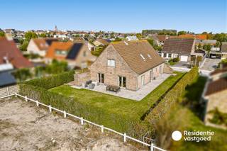 In een rustige, doodlopende straat bevindt zich deze ruime en verzorgde villa die comfort en functionaliteit moeiteloos combineert. De woning biedt een bewoonbare oppervlakte van ruim tweehonderd vierkante meter met een lichtrijke leefruimte, ingerichte keuken, twee badkamers en vier volwaardige slaapkamers. <br /><br />Op het gelijkvloers bevinden zich zowel een slaapkamer als een aparte badkamer, wat de woning ook geschikt maakt voor wie deels gelijkvloers wil wonen. Met label C, dubbele regenwaterput en garage geniet u hier van zorgeloos wooncomfort in een kalme, autovriendelijke omgeving.<br /><br />Neem voorsprong met een vrijblijvende en gratis schatting van uw eigendom via:<br />http://www.residentievastgoed.be/gratisonlineschatten<br /><br />EPC: 285 kWh/m² - UC:2640184 ~ Vg, Wg, Gvkr, Vv, Gmo ~ Ref. MI24372