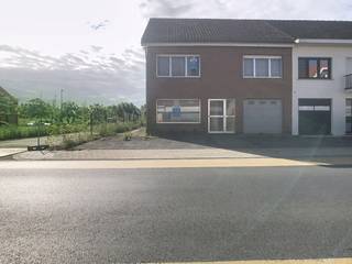 Deze grote half-open bebouwing , ligt op een totale oppervlakte van 600m², op wandelafstand van het centrum van Staden en dus dicht bij openbaar vervoer, winkels, .. <br />De woning dient gerenoveerd te worden, en geeft je dus de kans om er zeker je eigen touch aan te geven!<br />Door de grootte en de vele ruimtes in de woning, kan je deze woning naar eigen wensen verbouwen tot een hele leuke gezinswoning! <br />Extra troeven van de woning : <br />- grote achterliggende tuin<br />- gemetselde losstaande garage extra<br />- zeer ruime woning met tal van mogelijkheden<br />-overzolderd en onderkelderd<br />Meer info of een vrijblijvend bezoek aan deze woning, contacteer ons vrijblijvend !<br />EPC 695kwh/m²jaar, Label F (energetische renovatieverplichting)