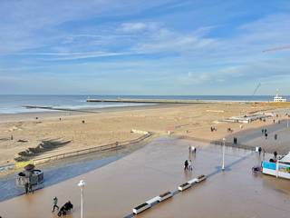 Indeling: inkomhal; leefruimte uitgevend op terras; keukenhoek; 2 slaapkamers voorzien van rolluiken en uitgevend op een zuid-gericht terras...