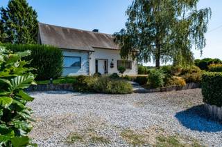 Contact Jeremy +32(0)472 91 80 37 - jeremy.champagne@weinvest.be<br /><br />Superbe propriété sur un terrain de 16 ares 30 centiares située au calme à 2min du centre-ville de Chimay avec possibilité de profession libérale et de plain-pied.<br /><br />Elle se compose de :<br />au rez-de-chaussée de : hall d'entrée, living, cuisine, 2chambres, salle-de-bain, buanderie ;<br />Au sous-sol : entièrement cavée ;<br />A l'étage : 3 chambres, salle-de-bains.<br /><br />Système d'alarme, robot tondeuse, chauffage central mazout font partie de ses atouts.<br /><br />A découvrir sans tarder !<br /><br />PEB E - n° - E totale : 75258 kWh/an - E spéc. : 400 kWh/m².an.<br /><br />Faire offre à partir de 347.000€ sous réserve d'acceptation des propriétaires.<br /><br />Informations indicatives et non contractuelles