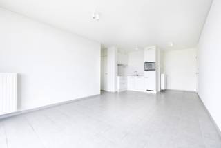 MOLENBEEK SAINT JEAN - This 1-bedroom flat (approx. 60 m²) with a large terrace and a superb view over Brussels was built in 2020. This flat comprises an entrance hall, a fully equipped kitchen, a large bright living room opening onto a large terrace with a beautiful view, a storage room with washing machine connections, a bathroom, a separate toilet, a cellar and a parking space in the basement. Charges ± €100/month for communal areas + gas provision for hot water and heating. Meets the latest energy standards thanks to its PEB B- rating. Ideal for a first-time buyer (to live in or to invest with a guaranteed return!). Under ten-year warranty. PEB B-. Parking mandatory (+ €25,000). Viewing by appointment with our Trevi team: 02.340.24.73 - new@trevi.be
