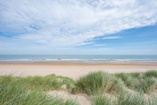 Découvrez ce magnifique appartement avec vue frontale sur la mer, situé sur la digue du Zoute.Vous serez accueilli dans le hall d'entrée spacieux...