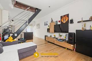 Ben je op zoek naar een gezellige én energiezuinige woning met 2 slaapkamers? Ontdek deze charmante rijwoning aan de Kluizensesteenweg 12, waar een praktische indeling gecombineerd wordt met hedendaags wooncomfort en een uitzonderlijk sterke energiescore.<br /><br />Via de inkomhal komt u binnen in de gezellige leef- en eetruimte, die naadloos overgaat in de open keuken. De woning voelt aangenaam en huiselijk aan en biedt alles wat nodig is voor comfortabel wonen.<br />Vanuit de keuken krijgt u toegang tot de buitenruimte met praktische berging en een afzonderlijk toilet.<br /><br />Op de eerste verdieping bevindt zich de ruime masterbedroom. Daarnaast vindt u hier de badkamer, uitgerust met ligbad, wastafel en toilet. Ook de aansluitingen voor wasmachine en droogkast werden praktisch in de badkamer geïntegreerd.<br /><br />Een meerwaarde is de zolderverdieping, die volledig werd ingericht en momenteel dienstdoet als tweede slaapkamer. Hierdoor biedt deze compacte woning toch verrassend veel bruikbare woonruimte.<br /><br />Met een EPC-label A, maar liefst 10 zonnepanelen en een lucht-luchtwarmtepomp met binnenunits geniet u hier van een bijzonder energiezuinige woning en een aangenaam binnenklimaat.<br /><br />De combinatie van 2 slaapkamers, EPC A, zonnepanelen, warmtepomp en een onderhoudsvriendelijke buitenruimte maakt dit een bijzonder interessante eigendom voor starters, alleenstaanden, koppels of wie op zoek is naar een energiezuinige woning zonder grote tuin om te onderhouden.<br /><br />Voor meer informatie of een bezoek ter plaatse neemt u best contact op met onze dossierverantwoordelijke Lansan via 0470 67 66 17 of lansan@immomamo.be.