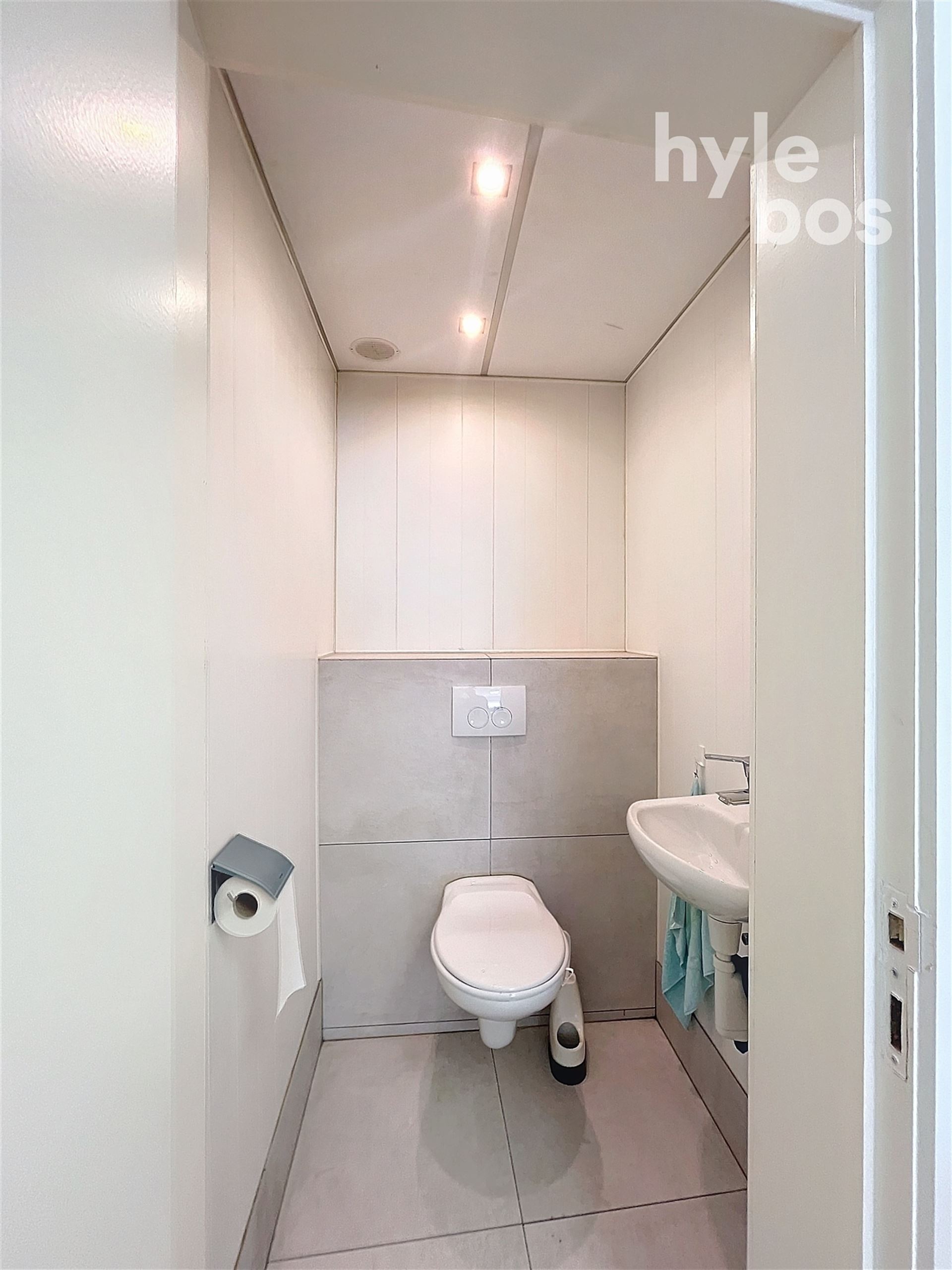 Espace de bureau au rez-de-chaussée avec kitchenette et toilettes - photo 5