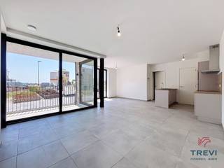 <p><span>Idéalement situé dans le nouveau quartier "Le Champ du Tordoir", au rez de chaussée d'un bel immeuble, Magnifique appartement de standing 1 chambre avec jolie terrasse. Il se compose d'un lumineux séjour carrelé de 30 m² avec cuisine hyper-équipée ouverte et la jolie baie vitrée donnant accès à la terrasse. 1 belle chambre de 13 m², Une salle de bain équipée d'une douche à l'italienne et d'un meuble double évier. Wc séparé. Buanderie. Ventilation double flux. PEB A. CC au gaz. Emplacement parking. Cave. Loyer : 900€/mois + 50€ emplacement de parking et 50€ de provisions pour charges communes.Libre le 15 août 2026. Infos et visites au 02 /355.50.55</span></p><p><span> </span></p>