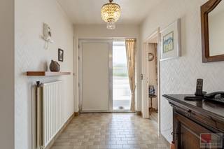 Deze op te frissen bungalow van circa 130 m² is gelegen in een rustige, groene wijk van Genk, ideaal voor wie houdt van rust. De woning is voorzien...