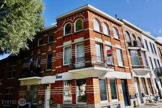 Gemeubelde studio 32m2 met aparte slaapkamer en open uitzicht – Tervuursevest Leuven<br />Deze gezellige en volledig gemeubelde studio is gunstig gelegen aan de Tervuursevest in Leuven, met een mooi, open uitzicht.<br />De studio beschikt over een aangename leefruimte van 20,5 m² met een open, volledig ingerichte keuken, voorzien van een kookplaat, dampkap, spoelbak, vaatwasser, koelkast met vriesvak en microgolfoven.<br />De afzonderlijke slaapkamer van 7,6 m² is ingericht met een bed van 120 x 200 cm en kleerkast. De badkamer van 3,3 m² beschikt over een douche, wastafel en toilet.<br />Dankzij de praktische indeling en de aanwezige meubels is deze studio ideaal voor wie op zoek is naar een comfortabele en instapklare woongelegenheid.<br />Uitstekende ligging: vlak bij parking Bodart, met een vlotte verbinding naar het centrum van Leuven, de ring en de opritten van de autosnelweg. Ook het openbaar vervoer en diverse voorzieningen bevinden zich in de nabije omgeving.<br />In de huurprijs zit ook toegang tot het internet inbegrepen. Water, gas en elektriciteit zijn niet inbegrepen. Min huur is 1 jaar.<br />Interesse in deze gemeubelde studio? Contacteer Immo-M voor meer informatie of een bezoek! info@immo-m.be of bel 0468 22 53 22.