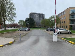 Buitenstaanplaats te huur nabij de vissersschool. <br />De staanplaats is afgesloten met een barriere waarvoor u een badge ter beschikking. Elk heeft zijn eigen gereserveerde plaats. <br />Ideale ligging in het centrum van Oostende me vlotte bereikbaarheid tot autostrade en alle invalswegen. De staanplaats komt vrij op 01/03/2026.
