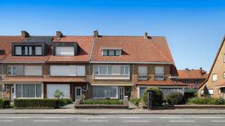 Stevig gebouwde woning op een perceel van 324 m² op wandelafstand van het centrum van Knokke. De woning omvat momenteel 5 slaapkamers, een aangename tuin en een grote garage met uitweg achteraan. <br /><br />De woning is goed gelegen centraal te Knokke met alle winkels, de sportfaciliteiten van Duinenwater en het openbaar vervoer met trein en tram binnen wandelafstand. <br /><br />Een stevige woning volledig onderkelderd en voorzien van gewelven in beton. Drie volwaardige verdiepingen + grote kelder. Achteraan het perceel een vergund bijgebouw met de garage en extra ruimte voor de fietsen. Het dak van de woning werd vernieuwd in 2009. <br /><br />Gelijkvloers met inkom, traphal, woonkamer en keuken uitgevend op de tuin alsook een gastentoilet. Op de eerste verdieping 3 slaapkamers en een ingerichte badkamer met extra toilet. Volwaardig tweede verdiep met slaapkamer 4 en 5. Een aangename buitenruimte met zonneterras, tuin en achterliggende garage met uitweg. <br /><br />De woning bevindt zich in een te moderniseren toestand maar beschikt over een degelijke basisconstructie. Met het beschikbare volume en de aanwezigheid van de mooie tuin en de vergunde garage is dit een opportuniteit voor kopers op zoek naar een woning vlakbij Knokke-Centrum. <br /><br />Kom de woning vrijblijvend bezoeken na afspraak met Willem Cauwels op GSM 0477/60.12.16.
