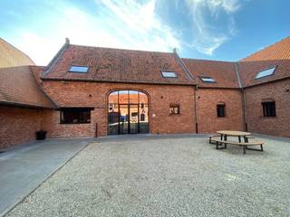 Kantoor/bureelruimte 145m² te huur te Geluwe+ op de eerste verdieping+ voldaan aan alle rechtsnormen inzake isolatie en verluchting+ 2 afzonderlijke...