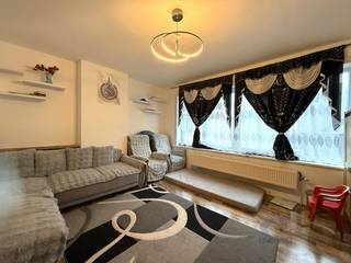 Dit duplex appartement ligt op de tweede verdieping van een kleine residentie in het Westerkwartier van Oostende. Indeling is als volgt : woonkamer, keuken en badkamer op het onderste niveau, twee slaapkamers op het bovenste niveau. Momenteel verhuurd aan een stabiele huurder. Ideaal als investering of voor eigen bewoning. Voor alle info en bezoek bel Nikolaas op 0496 68 84 67 of via info@ensor.immo