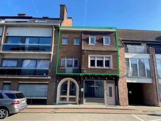 Via de afzonderlijke inkomhal bereikt u de eerste verdieping, waar zich een lichtrijke leefruimte met balkon aan de voorzijde bevindt. Achteraan...