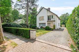 Bent u op zoek naar een ideaal gelegen woning met 4 slaapkamers? Kom dan zeker eens kijken naar deze te renoveren, karaktervolle woning met...