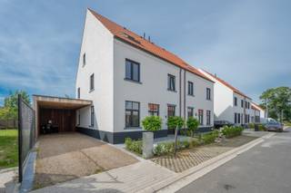 Zeer recente (bouwjaar 2021) 3-gevelwoning, gelegen in een rustige wijk met doodlopende straat te Moerkerke-Damme.  De woning is  zeer...