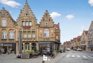 In het hart van Diksmuide, pal aan de Grote Markt, bevindt zich deze uitstekend draaiende en gekende brasserie–tearoom.<br />Dankzij de topligging, de jarenlange sterke reputatie én de grondige vernieuwingen in 2019 biedt deze zaak een unieke opportuniteit voor wie een instapklare horecazaak zoekt op een locatie met maximale zichtbaarheid en passage.<br /><br />Boven de zaak bevindt zich een ruim en lichtrijk appartement met een prachtig uitzicht over de Grote Markt – ideaal voor eigen bewoning of personeel.<br /><br />Indeling<br />Gelijkvloers<br /><br />- Gezellig restaurant met 34 comfortabele zitplaatsen<br />- Praktische, goed ingedeelde keuken<br />- Sanitaire voorzieningen<br />- Ruime terrassen goed voor totaal 58 zitplaatsen<br /><br />Eerste verdieping<br />- Lichtrijke woonkamer<br />- Volledig ingerichte keuken<br />- Slaapkamer<br />- Badkamer<br />- Afzonderlijk toilet<br /><br />Zolderverdieping<br />- Extra slaapkamer<br />- Berging<br /><br />Kelder<br />- Volledig onderkelderd – ideaal voor stockage<br /><br />Bijzonderheden<br />- Vernieuwde en gekeurde lift tot aan kelder en eerste verdieping<br />- Verwarming via condensatieketel op aardgas + deels gasradiatoren<br />- Rolluiken op eerste verdieping<br />- Bevloering in tegels en laminaat<br />- Vrij van brouwer<br /><br />Overnameprijs wordt gevraagd<br /><br />Een echte aanrader voor wie op zoek is naar een horecazaak te koop in het centrum van Diksmuide!<br /><br />Wil je ondernemen op een locatie die elke dag opnieuw rendeert? Grijp dan nu je kans.<br /><br />Benieuwd naar deze eigendom? Neem contact op via julie@bricx.be of 0479 616 455.<br /><br />Dit pand wordt verkocht onder het systeem van START 2 FINISH.<br />Elk prijsvoorstel gelijk of hoger dan deze startprijs wordt voorgelegd aan de verkoper(s) die dit al dan niet kan aanvaarden.<br />Startprijs: 450.000 EUR