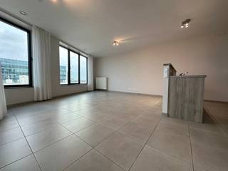 <p>Appartement avec vue imprenable sur la ville au 9ème étage<br /><br />Cet appartement lumineux et spacieux fait partie du nouveau projet Kievit II. Depuis le hall d’entrée, vous accédez directement à l’espace de vie chaleureux avec cuisine ouverte, baigné de lumière naturelle grâce aux grandes baies vitrées. La cuisine est entièrement équipée d’un réfrigérateur avec compartiment congélateur, d’un micro-ondes, d’un lave-vaisselle et d’une plaque de cuisson en céramique.<br /><br />L’espace de vie donne accès à une terrasse où vous pourrez profiter d’une vue à couper le souffle sur la ville. L’appartement compte deux chambres : une spacieuse chambre parentale d’environ 12 m² et une deuxième chambre d’environ 11 m²<br /><br />La salle de bain moderne est équipée d’une baignoire avec douche intégrée et d’un double lavabo. Vous trouverez également des toilettes invités séparées et un local pratique avec machine à laver et sèche-linge. La climatisation est installée dans l’espace de vie et les chambres. <br /><br />Enfin, un local à vélos facilement accessible est disponible au rez-de-chaussée.<br /><br />En option, vous pouvez louer une place de parking pour 125 € par mois.<br /><br />Les charges mensuelles pour les parties communes s’élèvent à 100 €.</p>