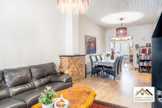Deze mooie rijwoning in bel-etagestijl vinden we terug op de rand van Gent / Destelbergen. Ze is vlot bereikbaar, en dichtbij allerlei voorzieningen zoals winkels en openbaar vervoer. De statige inkomhal brengt je naar de leefruimte op de eerste verdieping, waar de natuurlijke lichtinval doorheen de woning voor een aangenaam gevoel zorgt. De aanpalende keuken is praktisch ingericht, en de handige berging net ernaast is mooi meegenomen. Ook de stijlvolle badkamer met grote inloopdouche bevindt zich op deze verdieping. Op de weg naar boven passeer je nog een tweede berging, om zo tot op de bovenste verdieping met de twee slaapkamers te komen. Een heel grote troef van de woning vinden we op het gelijkvloers, waar zich een garage voor drie wagens bevindt. Achteraan hebben we nog extra bergruimte en een tweede toilet, en een dubbele deur brengt je tot in een heel leuke stadstuin waar er enkel rust heerst. Bezoekdag 13/06. Inschrijven via mail naar stefan@immo-home.be, geen telefonische inschrijvingen! Volg ons op Fb en Insta. Voor meer info: www.immo-home.be. GRATIS SCHATTING &amp; GRATIS FINANCIEEL ADVIES