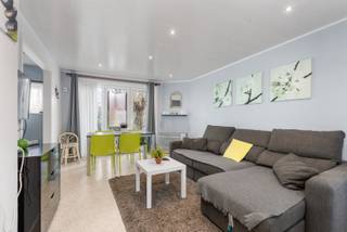 <strong>De Panne: 1-slaapkamerappartement op enkele meters van zee</strong>
<p>Op zoek naar een <strong> appartement aan zee</strong>? Dit <strong>gemoderniseerde 1-slaapkamerappartement</strong> is ideaal gelegen op slechts <strong>enkele meters van het strand</strong> in De Panne. Het appartement bevindt zich in de <strong>kleinschalige residentie “Les Trèfles”</strong>, gelegen aan de <strong>Nieuwpoortlaan 81</strong>, en combineert comfort, een uitstekende ligging en <strong>zeer lage vaste kosten</strong>.<br /> </p>
<h3><strong>Indeling</strong></h3>
<p>Inkomhal, afzonderlijk toilet, ruime slaapkamer, badkamer, lichtrijke woonkamer en open, praktisch ingerichte keuken<br /> </p>
<h3><strong>Troeven</strong></h3>
<ul><li>
<p>Slechts <strong>enkele meters van zee en strand</strong></p>
</li><li>
<p>Reeds <strong>gemoderniseerd</strong></p>
</li><li>Ideaal als <strong>tweede verblijf, vaste woonst of investering</strong></li></ul>
<p><br /><strong>Interesse? </strong>Contacteer ons vandaag nog voor een bezoek en laat u overtuigen door dit uitzonderlijke appartement aan zee.</p>