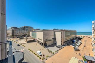 Ce bel appartement en duplex est situé aux cinquième et sixième étages de la récente résidence Fleur située à Ostende. Grâce à son emplacement central, vous êtes au cœur du centre-ville animé d'Ostende. <br /><br />Disposition :<br />* Cinquième étage : <br />- espace de vie (salon et salle à manger) <br />- magnifique terrasse (12 m²) avec vue imprenable sur la mer <br />- cuisine ouverte équipée d'une plaque vitrocéramique, d'un évier, d'un four combiné, d'un lave-vaisselle, d'un réfrigérateur avec congélateur et d'un raccordement pour lave-linge<br />- toilettes séparées avec lave-mains <br />- terrasse (4 m²) à l'arrière <br /><br />* Sixième étage (accessible par un escalier intérieur)<br />- salle de nuit<br />- salle de bain avec meuble de toilette avec armoire à glace, douche et toilettes<br />- chambre 1 (12 m²) avec terrasse attenante (7 m²) avec une vue imprenable <br />- rangement<br />- terrasse arrière (7m²)<br /><br />Actuellement meublé comme un appartement d'une chambre mais possibilité de créer une 2ème chambre !<br /><br />Vous pouvez également utiliser le local à vélos commun situé dans le bâtiment. <br /><br />Avantages : <br />- appartement lumineux<br />- une terrasse ensoleillée avec une vue imprenable sur la mer<br />- résidence récente<br />- emplacement très central<br />- petit immeuble (1 appartement par étage)<br /><br />Vous recherchez un appartement prêt à emménager avec tout le confort et offrant une vue magnifique ? Appelez-nous bientôt pour une visite sur place !<br /><br />Registre des mesures: en cours de demande