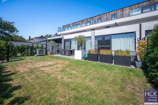 De liggingDit luxueus afgewerkte appartement is gelegen in het centrum van Kruishoutem op wandelafstand van allerhande winkels, horeca, alsmede het...