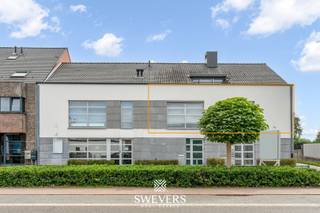 Voor meer info en foto’s, surf naar www.swevers.be – Dit prachtig gerenoveerde appartement op de eerste verdieping aan de Kazernelaan 38/1 in Houthalen-Helchteren biedt 178 m² woonruimte. Met een instapklare afwerking, airconditioning en veel lichtinval dankzij de grote raampartijen, geniet u hier van optimaal wooncomfort. De ruime woonkamer (58 m²) loopt over in een moderne open keuken met kookeiland. Het appartement beschikt over drie slaapkamers, waarvan de master bedroom 20 m² meet. De stijlvolle badkamer is voorzien van een bad en een inloopdouche. Een ruim terras van 22 m² op het zuidwesten maakt het geheel af. Daarnaast is er een eigen parkeerplaats en een kelderberging. Gelegen op 500 meter van het centrum en op 4 km van de snelweg, ligt alles wat u nodig heeft binnen handbereik. Voor meer informatie, bel 011 255 155. Bron bewoonbare oppervlakte: EPC – verslag.