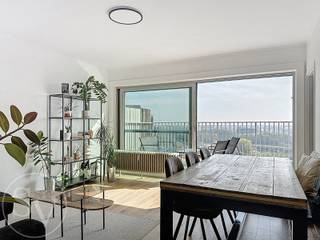<h3><br />Gezellig dakappartement met groot terras en weids uitzicht.<br /><br /></h3>
<p>Geweldig, semi bemeubeld appartementje op de 14de en tevens hoogste verdieping van residentie <strong>Hof Ter Lo</strong>. Compact, ja maar het grote terras en het verre uitzicht maken dat meer dan goed! Ter info, de meubels zichtbaar op de foto's blijven in het appartement aanwezig.<br /><br /></p>
<p><strong>Indeling:</strong> inkomhal, gezellige woonkamer met aansluitend een zonnig terras, ingerichte keuken, badkamer met lavabo in meubel, inloopdouche en toilet, en een slaapkamer met vaste kasten.<br />Voor extra comfort hoort er ook een <strong>ondergrondse autostaanplaats </strong>(nr. 31) en een <strong>kelderberging </strong>(nr. 112) bij.<br /><br /></p>
<p>Het appartement kreeg recent een <strong>volledige make-over</strong>: extra isolatie, nieuwe ramen, een frisse keuken en een vernieuwde badkamer.<br />Ook het dak en de buitenmuren van het gebouw werden geïsoleerd.<br />Het huidige EPC-label D dateert nog van vóór deze verbeteringen, het nieuwe EPC zal dus merkbaar gunstiger zijn.</p>
<p><strong>Een echt charmant appartement</strong>, ideaal voor de single die houdt van licht, ruimte en een buitengevoel op het terras, maar niet te veel tijd wil verliezen aan onderhoud.<br /><br /></p>
<p>Huurprijs: <strong>€830</strong> (inclusief parking)<br />Provisie (algemene kosten, verwarming & water): <strong>€150/maand</strong><br />Beschikbaarheid: 15 juni</p>