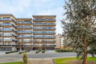 Bent u op zoek naar een ruim en lichtrijk appartement met maar liefst drie slaapkamers, verschillende terrassen en een garage? Dan is dit appartement absoluut een bezoek waard!<br /><br />Het appartement bevindt zich op de derde verdieping en geniet van een rustige en groene ligging, terwijl u toch op korte afstand van het centrum van Beveren en alle nodige voorzieningen woont.<br /><br />De bijzonder ruime leefruimte biedt volop mogelijkheden en beschikt over voldoende plaats voor een comfortabele zithoek, eetplaats, kasten en eventueel een bureau. Dankzij de grote raampartijen geniet deze ruimte bovendien van een aangename natuurlijke lichtinval. Aansluitend bevindt zich de keuken, die uitgerust is met de nodige toestellen en beschikt over een aansluiting voor de wasmachine.<br /><br />Verder beschikt het appartement over drie ruime slaapkamers, een badkamer met ligbad, dubbele wastafel en toilet, en een praktische berging op de hal.<br />Een absolute troef zijn de drie terrassen, waardoor u op verschillende momenten van de dag van het buitenleven kunt genieten.<br />Daarnaast beschikt het appartement over een aparte garage en een ruime oprit, wat zorgt voor extra comfort en parkeergelegenheid.<br /><br />Troeven:<br />- EPC label B<br />- Asbestveilig<br />- Elektrische keuring conform<br />- Drie terrassen<br />- Drie ruime slaapkamers<br />- Aparte garage en ruime oprit<br />- Rustige en groene ligging<br />- Op korte afstand van het centrum van Beveren<br /><br />Heeft u interesse in dit ruime appartement? Neem dan gerust contact met ons op via info@uw-huis.be voor meer informatie of een bezoek.