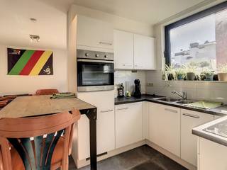 Cet appartement de 2 chambres à louer est situé le long de la Fortuinstraat à Ostende. Il est situé dans une petite résidence avec seulement...