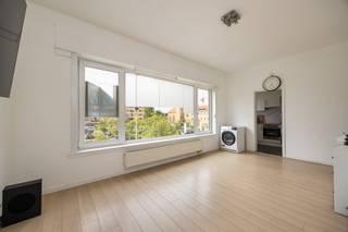 <h2>Lichtrijk 1-slaapkamerappartement op toplocatie in Wilrijk – Ideale investering!</h2><p><strong>Algemeen:</strong> Bent u op zoek naar een gezellig, zonovergoten appartement of een slimme vastgoedinvestering? Dit charmante 1-slaapkamerappartement ligt aan de voorzijde van een kleinschalig gebouw, pal tegenover het Sint-Augustinusziekenhuis. Dankzij de strategische ligging nabij de <strong>Groenenborgerlaan</strong> en de <strong>Pieter Coeckelaan</strong> bevindt u zich hier op wandelafstand van winkels, scholen en openbaar vervoer.</p><p><strong>Investeringsinfo:</strong> Het appartement is momenteel betrouwbaar verhuurd via het Sociaal Verhuurkantoor (SVK) voor <strong>€ 476,83 per maand</strong> (inclusief water en kosten gemene delen). De overeenkomst loopt mits opzeg tot 15/12/2028. Een zorgeloze start van uw vastgoedportefeuille!</p><h3>Indeling van het appartement:</h3><ul><li><p><strong>Inkomhal:</strong> voorzien van handige ingemaakte kasten en een vestiaire.</p></li><li><p><strong>Leefruimte:</strong> Een royale, sfeervolle woonkamer die baadt in het natuurlijke licht — zonder twijfel de grootste troef van dit appartement!</p></li><li><p><strong>Keuken:</strong> Volledig ingerichte keuken met voldoende kastruimte, spoelbak, oven, vaatwasser, elektrisch fornuis en een praktische aansluiting voor de wasmachine.</p></li><li><p><strong>Slaapkamer & Badkamer:</strong> 1 comfortabele slaapkamer en een verzorgde badkamer uitgerust met een ligbad, wc en een wastafel in meubel.</p></li></ul><h3>Interesse?</h3><p>Zoekt u een instapklaar en gezellig appartement op een absolute toplocatie? Wees er dan snel bij! 📞 Neem direct contact op met <strong>Altro-vastgoed</strong> via <strong>03/459.89.59</strong> voor meer informatie of een bezoek.</p>