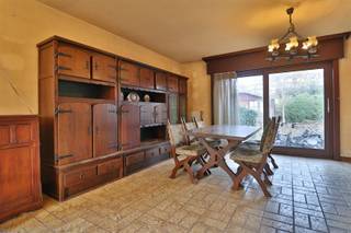 <p><span>HALFOPEN WONING IN EEN RUSTIGE BUURT</span></p><p><span> </span></p><p><span>Gelegen in een straat zonder doorgaand verkeer waar rust de bovenhand haalt.</span></p><p><span>Deze halfopen klassieker kijkt uit naar creatieve verbouwers om dit project onder handen te nemen.</span></p><p><span> </span></p><p><span>Ruime leefruimtes en een aangename lichtinval vormen alvast een sterke basis om uit te groeien tot een warme gezinswoning. </span></p><p><span>Klassieke inkom met traphal en apart toilet, mooie leefruimte met aangenaam tuincontact en aansluitende keuken. De keuken pakt het ook groots aan, er is voldoende ruimte voor een extra eethoek en er is opnieuw een vlot tuincontact.</span></p><p><span> </span></p><p><span>Het verdiep voorziet in 4 slaapkamer en een badkamer. Er is een grote bergzolder en een inpandige garage met extra bergruimte.</span></p><p><span> </span></p><p><span>Achteraan bevindt zich een mooie, brede tuin waar spelen en ontspannen perfect samengaan. </span></p><p><span>Naast de woning is een handige oprit die doorsteekt naar de tuin.</span></p><p><span> </span></p><p><span>DEGELIJKE CONTSTRUCTIE</span></p><p><span>GROTE TUIN</span></p><p><span>MOOIE AFMETINGEN</span></p><p><span> </span></p><p><span>Alle info, attesten en plannen: https://nachtegaalstraat6.be/ </span></p>