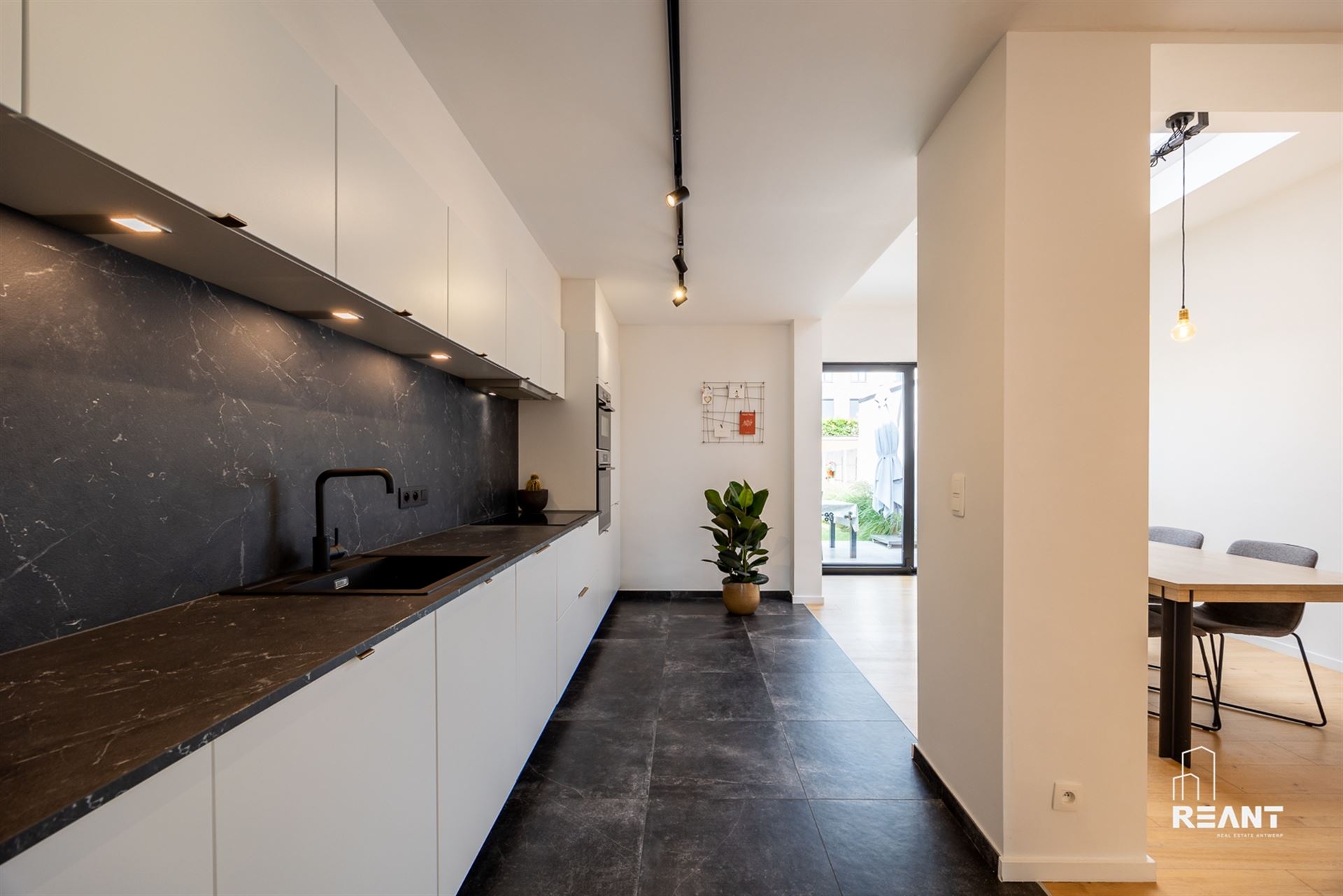 Gezinswoning met 4 Slaapkamers, Oprit en Zonnige Tuin - foto 5