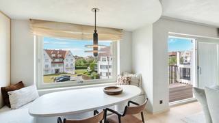 Op een uitzonderlijke en zonovergoten ligging, pal aan de Wandeldijk en het Zwin, bevindt zich dit hoogstaand afgewerkte appartement dat uitblinkt in stijl, comfort en uitzicht.<br /><br />Bij het betreden van het appartement wordt u verwelkomd in een ruime inkomhal met vestiaire en gastentoilet. De indrukwekkend brede leefruimte is voorzien van een elegant salon met gashaard en opent naadloos naar het perfect georiënteerde zonneterras.<br /><br />De leefkeuken, uitgerust met Miele-toestellen, met afwerking in marmer straalt tijdloze klasse en verfijning uit. Aansluitend een gezellige eethoek.<br /><br />De master bedroom beschikt over een luxueuze en suite douchekamer. Ook de tweede en derde slaapkamer genieten elk van een eigen douchekamer, allen met zeezicht.<br /><br />Extra comfort: Privatieve kelderberging, fietsenberging en conciërgedienst<br /><br />Mogelijkheid tot aankoop van een privatieve parkeerplaats.