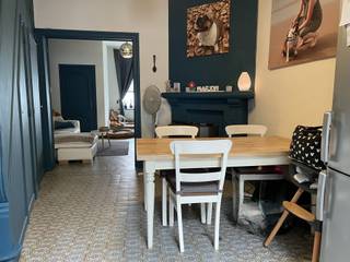 Charmante woning in het centrum – instapklaar &amp; topligging<br /><br />Deze charmante woning is ideaal gelegen in het centrum, op wandelafstand van alle winkels en voorzieningen. De inkomhal geeft toegang tot de gezellige woonkamer en eetplaats, gevolgd door een functionele keuken en een badkamer uitgerust met douche, toilet en wastafel.<br /><br />Op de verdieping bevinden zich drie slaapkamers, waarvan twee zeer ruime kamers, en een aparte extra ruimte die perfect kan dienen als bureau, dressing of hobbykamer.<br /><br />De woning geniet van een uitstekende ligging: vlakbij grootwarenhuizen zoals Aldi, Delhaize, Lidl en Action, en met een vlotte verbinding naar de autosnelweg richting Leuven/Brussel.<br /><br />Extra troeven:<br /><br />- Recent vernieuwd dak<br />- Elektriciteit conform<br />- Centrale ligging<br />- Ideaal voor starters of investeerders<br /><br />Prijs bespreekbaar!<br /><br />Interesse in deze woning? Contacteer ons vandaag nog voor meer info of een bezoek ter plaatse.<br /><br />EPC: 416 kWh/m² - UC: 20230624-0002927590-RES-2<br />(Woongebieden met cultureel, historische en/of esthetische waarde-Geen vergunning-Geen verkavelingsvergunning-Geen voorkooprechten-Geen rechterlijke herstelmaatregel of bestuurlijke maatregel opgelegd)<br />Dit pand is onderworpen aan de renovatieverplichting van de Vlaamse overheid voor residentiële gebouwen (behoudens bij sloop binnen 5 jaar na de aankoop). Consulteer voor meer informatie de website van het Vlaams Energie- en Klimaatagentschap via https://www.vlaanderen.be/een-huis-of-appartement-kopen/renovatieverplichting-voor-residentiele-gebouwen