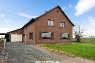 <p><span>Verrassend ruime, landelijke woning te Putte, gelegen op een knap perceel van ruim 21 are met een straatbreedte van maar liefst 50 meter.</span></p><p><span> </span></p><p><span>Deze riante woning biedt met zijn ruime vloeroppervlakte en functionele indeling heel wat potentieel.Een aangename woonkamer met aansluitend leefkeuken bieden een ideale thuis om mensen te ontvangen. De woning is vlot toegankelijk met heden alle woonruimtes inclusief 1 slaapkamer en badkamer op het gelijkvloers. In de garage is nog een extra doucheruimte voorzien. De nachthal op de eerste verdieping geeft toegang tot 2 extra slaapkamers en een zeer ruime zolder, dewelke ingericht kan worden met meerdere extra kamers. Ruime bergplaatsen en een inpandige stal zorgen voor ruim voldoende stockageruimte. Parkeergelegenheid is gegarandeerd dankzij de ruime oprit en garage. En indien u niet binnen wenst te vertoeven, kan u van de tuin rondom de woning genieten - met prachtig zicht op omliggende weilanden en groen.</span></p><p><span> </span></p><p><span>Absoluut aangenaam wonen centraal tussen dorpscentra van Putte en Onze-Lieve-Vrouw-Waver, doch met vlotte bereikbaarheid via belangrijke invalswegen (o.a. R6 - E19), centraal gelegen tussen Brussel en Antwerpen, Mechelen - Leuven.</span></p><p><span>Mits renovatie een knappe woonst !</span></p><p><span> </span></p>