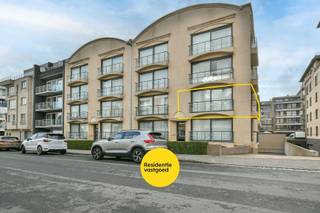 In het hart van Wenduine, op amper enkele stappen van de zeedijk en het gezellige winkelcentrum, bevindt zich dit recent en eigentijds appartement met twee slaapkamers.<br />De residentie werd gebouwd in 2003 en biedt een goede energiezuinigheid (EPC-label C).<br /><br />Het appartement verwelkomt u met een verzorgde inkomhal die leidt naar de ruime leefruimte met grote raampartijen en een open keuken voorzien van inbouwtoestellen. Op dit niveau vindt u tevens een praktische berging, een apart toilet en 2 slaapkamers en een badkamer. Daarnaast beschikt het appartement over 2 balkons van elk 3 m².<br /><br />Dankzij de centrale ligging, het recente bouwjaar en de energiezuinige voorzieningen, is dit appartement geschikt als vaste woonst, vakantiewoning aan zee of waardevaste investering.<br /><br />Neem voorsprong met een vrijblijvende en gratis schatting van uw eigendom via:<br />http://www.residentievastgoed.be/gratisonlineschatten