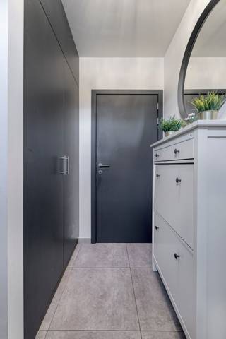 [[ DIT PAND NEEMT DEEL AAN DE ERA OPEN HUIZEN DAG OP 13/6 VAN 9:30 TOT 10:30 ]]
<p>Te koop: modern halfopen huis in Sint-Janstraat, Beringen, op wandelafstand van het centrum.</p><p>Deze woning combineert een uitstekende ligging vlak aan de E313 met een volledig instapklaar interieur. Dankzij de nabijheid van scholen, winkels en het gezellige stadscentrum geniet je van alle voorzieningen binnen handbereik. De tuin van 235 m² biedt ruimte voor ontspanning en buitenleven, terwijl de moderne afwerking je meteen een thuisgevoel geeft.</p><p><br /></p><p>INDELING:</p><p>Gelijkvloers: inkomhal, gastentoilet, woonkamer, open keuken met eetkamer, wasplaats/berging, tuin, terras</p><p>Verdieping +1: nachthal, 3 volwaardige slaapkamers, badkamer</p><p>Verdieping +2: zolder (bereikbaar via vaste trap)</p><p>Extra ruimtes: polyvalente ruimte (bureau, speelkamer of hobbyruimte</p><p><br /></p><p>Troeven:</p><p>• Vlak aan de E313 – snelle verbinding naar Antwerpen en Hasselt</p><p>• Volledig instapklaar – geen renovatie nodig</p><p>• Op wandelafstand van het centrum – winkels en scholen dichtbij</p><p><br /></p><p>Neem vandaag nog contact op met je ERA-makelaar voor een bezoek.</p><p>JOUW DROOMHUIS. ZO GEVONDEN!</p>