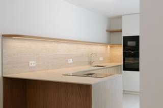 <p>In een rustige straat op het Antwerpse Zuid, op een boogscheut van het bruisende stadsleven, bevindt zich deze <strong>volledig gerenoveerde en instapklare woning</strong>. Een ideale ligging voor wie comfortabel wil wonen met alle voorzieningen van de stad in de directe omgeving, vlotte bereikbaarheid met zowel de wagen als het openbaar vervoer en met verschillende leuke adresjes om de hoek.</p><p><br /></p><p>De woning kom je binnen via een inkomhal, die je meteen naar de lichtrijke en open leefruimte brengt. Achteraan bevindt zicht een <strong>moderne kwalitatieve keuken</strong>, voorzien van alle nodige toestellen. Leuke touch zijn de <strong>bijkeuken of wasplaats</strong> én een apart toilet, die discreet verborgen zijn achter maatwerkkasten waardoor het strakke karakter van de keuken behouden blijft. </p><p><br /></p><p>Verder beschikt het pand over een mooie badkamer voorzien van veel natuurlijke lichtinval, met een ligbad en inloopdouche. Ook hier werd een extra wasplaats voorzien. Met maar liefst <strong>vier volwaardige slaapkamers</strong> biedt deze woning plaats aan een gezin, voor thuiswerk of extra hobbyruimtes.</p><p><br /></p><p>Achteraan ligt een mooi <strong>overdekt terras en een gezellige stadskoer </strong>- perfect om even tot rust te komen. Extra troeven zijn de <strong>ruime kelder</strong> en de <strong>zolder</strong>, die beiden heel wat bijkomende opslagruimte bieden.</p><p><br /></p><p><strong>Troeven<span>﻿</span></strong></p><ul><li>Conforme elektriciteit</li><li>Volledige renovatie</li><li>Centrale ligging in Antwerpen</li></ul><p><br /></p><p><br /></p><p><br /></p>