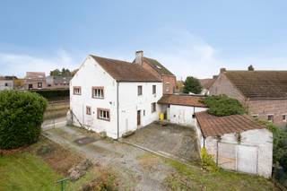 Deze ruime woning, gelegen in Lovenjoel, een deelgemeente van Bierbeek, biedt een uitstekende basis voor wie op zoek is naar een renovatieproject...