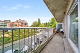 <p>Schaarbeek (Wijk Terdelt): Gelegen op enkele stappen van de parken Albert en Josaphat en dicht bij alle voorzieningen, biedt deze lichte studio van 49 m² (volgens EPC) een panoramisch en vrij uitzicht. In goede algemene staat beschikt hij over een inkomhal van ± 3 m² met bergkast en afzonderlijk toilet, een ruime en lichte woonkamer van ± 27 m² met toegang tot een vooraan gelegen terras van ± 7 m², georiënteerd naar het Westen, een keuken van ± 4 m² en een badkamer van ± 5 m². Een kelder vervolledigt de studio. Momenteel verhuurd.</p>
<p>Troeven:</p>
<p>- Ligging op enkele stappen van de parken, het sportcentrum en de voorzieningen</p>
<p>- Vrij en onbelemmerd uitzicht</p>
<p>- Aangenaam en goed georiënteerd terras aan de voorzijde</p>
<p>- EPC conform de normen van 2033</p>
<p>EPC: D+ (156 kWh/(m²·jaar); 7.568 kWh/jaar; 31 kg CO²/(m²·jaar))</p>
<p>Bezoeken: WE Invest – 02 315 51 71 / https://weinvest.be Niet‑contractuele advertentie – afmetingen louter ter indicatie.</p>
<div></div>
