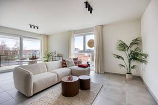 Geafficheerde prijs is excl. 12% registratierechten en 21% BTW. <br /><br />Ontdek ons instapklaar appartement op het project De Stadstuin te Ronse.<br />Alle appartementen in de res. Cronus hebben een E-peil lager dan E-20. Hierdoor geniet je 5 jaar lang van een volledige vrijstelling op jouw onroerende voorheffing. Meer weten? Contacteer ons vrijblijvend! <br /><br />Dit volledig afgewerkt nieuwbouwappartement is gelegen in de residentie Cronus, aan de Stadstuin in Ronse. Het appartement geeft uit, en heeft zicht over, een prachtig aangelegd stadspark van maar liefst 11ha. <br />Het appartement is volledig afgewerkt: de vloeren zijn geïnstalleerd, de keuken is volledig uitgerust met toestellen, het appartement is volledig geschilderd en zelfs de verlichtingsarmaturen zijn geïnstalleerd. Kortom: enkel jouw meubels verhuizen en je kan erin wonen. <br /><br />Ook om te verhuren is dit een uiterst geschikt appartement. <br /><br />De indeling van het appartement is als volgt: inkomhal met vestiaire, bergruimte, toegang tot de open eet- en leefruimte met daar de volledig ingerichte open keuken (vaatwas, spoelbak, kookplaat, dampkap, oven, frigo en kastruimte). Aan de leefruimte geeft de nachthal toegang tot de 2 slaapkamers, de badkamer met inloopdouche en lavabomeubel voorzien van spiegelkast, en een apart toilet met lavabo. Het appartement heeft via een ruim schuifraam toegang tot het terras.<br /><br />Bij het appartement kan een ondergrondse parkeerplaats worden aangekocht, al dan niet voorzien van een kelderberging. <br /><br />Het appartement is te bezoeken na afspraak met Margaux via margaux@vestadevelopment.be of telefonisch op het nummer 0468 144 407. Op basis van jouw wensen stellen we graag ook alternatieven voor.