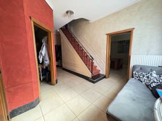 <strong>Komen - Halfopen bebouwing met 4 slaapkamers, garage in de tuin en staanplaatsen te koop.</strong><br /><br />Ideale ligging nabij school en openbaar vervoer. Prachtige instapklare woning als eerste woning.<br /><br /><strong>Indeling:</strong><br />Inkomhal, toilet, living, keuken, berging, living<br /><u>1ste verdieping:</u> 4 slaapkamers, badkamer met toilet<br /><u>Zolderverdieping:</u> mogelijkheid tot 2 extra geïsoleerde slaapkamers<br /><br /><strong>Troeven:</strong>
<ul><li>Veel mogelijkheden</li><li>Instapklaar</li><li>Staanplaatsen</li><li>Grote garage (39m²) voor 2 wagens</li><li>6 slaapkamers mogelijk</li><li>Ruime zonnige tuin</li></ul>
Momenteel verhuurd aan een huurprijs van 750 euro.<br />Renovatieplicht