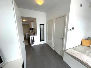 0PGELET ALLEEN VOOR STUDENTEN GEEN DOMICILIE MOGELIJK !!!!Mooie lichtrijke studio (30 m²) met terras op de 5e verd van de  Parktoren, Ellermanstraat 61 Antwerpen. Het gebouw is voorzien van toegang met badge systeem, camerabewaking en voldoet aan de hoogste normen qua brandveiligheid. Het gebouw is gelegen naast de campus AP-Hogeschool en in de nabijheid van verschillende andere campussen. Het is gelegen in een mooi park en bevindt zich op wandelafstand van het trendy 'Eilandje', het historisch stadcentrum en de studentenbuurt rond de Paardenmarkt. Bij de studio hoort ook nog een ruime kelderberging op niveau -2 (B129) en 2 genummerde fietsenhaken (191 en 192) in de fietsenstalling op niveau -1.
Indeling van de studio: Moderne open keuken met koelkast, elektrische kookplaat, oven en afzuigkap. Badkamer met toilet, douchecabine schuifdeur en lavabo met spiegelkast
 Leefruimte met bureautafel en ladenblok, kledingkast, wandrek, open ladenblok, kapstok en relaxfauteuil- Slaaphoek met eenpersoonsbed en nachtkastje (nieuw matras en kussen)
 Plaats voor wasmachine in bergruimte (hangt ook waterboiler)7 m2 buitenterras voorzien van strakke witte windschermen in veiligheidsglas
Troeven: Veel lichtinval Energiezuinig (EPC label A)Volledig gestoffeerd en bemeubeld en voorzien van TV, Senseo, blender, servies, bestek, potten/pannen
 Ruimtelijk gevoel door hoge plafonds Schitterend uitzicht over skyline Antwerpen. Vlak naast AP Hogeschool Vlakbij campussen van universiteit en andere hogescholen
Op wandelafstand van Het Eilandje Vlak naast Park Spoor Noord Openbaar vervoer op wandelafstand- Vlot toegankelijk vanaf de Antwerpse ring
· Domiciliering op dit adres niet mogelijk (alleen studenten).De huurder is verplicht om zijn huurdersaansprakelijkheid en zijn inboedel te verzekeren
 Huurprijs per maand € 675,00 (inclusief onderhoud gebouw, liften en schoonmaak algemene ruimten)
Provisie per maand € 115,00 (voorschot verwarming, elektriciteit, water en wifi) BESCHIKBAAR 1 JUNI 