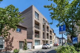 <p><span>Goed gelegen autostaanplaats met autolift in het hartje van Oud Berchem. De garage valt te betreden via een sectionaalpoort en gaat vervolgens via een autolift naar verdieping -1, waar de staanplaats zich bevindt. Voor heel ons aanbod of een gratis schatting ga naar www.hansimmo.be of bel 03/290.30.30.</span></p><p><span> </span></p>