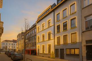 Gerenoveerde opbrengsteigendom in het stadscentrum vlakbij winkels, openbaar vervoer, universiteit,... Het gebouw is volledig gerenoveerd met oog voor detail en de toekomst. Afwerking met hoogwaardige materialen. E-peil: 56-62<br /><br />Indeling van het gebouw:<br />Gelijkvloers:<br />Appartement met terras en tuin ingedeeld met 1 zeer ruime slaapkamer met mogelijkheid tot dressing, ensuite badkamer met toilet, wastafel met meubel, inloopdouche, grote living en ingerichte open keuken voorzien van alle toestellen, terras en tuin. Parketvloeren. +/- 83 m².<br />Eerste verdieping:<br />Appartement met terras ingedeeld met 2 slaapkamers, living, ingerichte open keuken, ingerichte badkamer met wastafel met meubel, inloopdouche, afzonderlijk toilet, terras. +/- 79 m².<br />Tweede verdieping: +/- 72 m²<br />Appartement met terras ingedeeld met 2 slaapkamers, living, ingerichte open keuken, ingerichte badkamer met wastafel met meubel, inloopdouche, afzonderlijk toilet, terras. <br />Derde verdieping: <br />Appartement met groot terras 17,5 m² ingedeeld met 1 slaapkamer, living, ingerichte open keuken, ingerichte badkamer met wastafel met meubel, inloopdouche, afzonderlijk toilet.<br /><br />Kelderberging. Fietsenstalling.<br /><br />Mogelijke huuropbrengsten: <br />Gelijkvloers: € 1.200 per maand + AO<br />Eerste verdieping: € 1.350 per maand + AO<br />Tweede verdieping: € 1.350 per maand + AO<br />Derde verdieping: € 1.200 per maand +AO<br />Totale maandelijkse huuropbrengst: € 5.100 per maand + AO<br />Totale jaarlijkse huuropbrengst: € 61.200 per jaar + AO