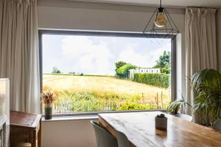 <p>Unieke kans voor uw droomwoning! <br /><br />Schrijf u in voor de 2 bezoekmomenten via onderstaande link: Donderdag 3 september van 16u30 -18u30 of zaterdag 5 september van 9u tot 11u. <br />https://immoboss.be/nl/aanbod/4434285/huis-te-koop-in-7750-mont-de-l'enclus<br /><br /><br />Net over de taalgrens, op de flanken van de Kluisberg en op wandelafstand van het Kluisbos, vindt u deze charmante en verrassend ruime woning.<br />De dorpskern van Amougies, met onder meer een Okay-buurtwinkel, ligt op minder dan één kilometer. Ook Avelgem en Ronse zijn met de auto in ongeveer tien minuten bereikbaar.<br /><br /><strong>Indeling</strong><br />Op het gelijkvloers bevinden zich de inkomhal, een lichtrijke leefruimte, de keuken, een nieuwe badkamer, een multifunctionele hobby-, speel- of werkruimte en een ruime berging in de voormalige garage.<br />De verdieping telt vier slaapkamers. Daarnaast beschikt de woning over een ruime kelder, die heel wat extra bergruimte biedt.<br /><br /><strong>Tuin</strong><br />Een van de absolute troeven is de ruime, natuurlijke tuin met een gunstige zuidwestelijke oriëntatie. Hier geniet u volop van de groene en rustige omgeving. De gezellige stacaravan maakt het plaatje compleet. (Die af en toe verhuurd wordt via AIRBNB)<br /><br /><strong>Troeven</strong><br />Toplocatie nabij het Kluisbos<br />Perceel van 1.333 m²<br />Ruime bewoonbare oppervlakte (4 slaapkamers)<br />Zuidwestelijk georiënteerde tuin<br />Overal dubbele beglazing<br />Nieuwe badkamer<br />Goedgekeurde elektrische installatie<br />14 zonnepanelen<br />Gezellige stacaravan in de tuin<br />ruime oprit met veel parkeergelegenheid <br /><br />Interesse? Kom om een bezoek brengen op onze verkoopdagen via bovenstaande link.<br />Voor verdere inlichtingen contacteer Jens, 0488 98 13 30 of jens@immoboss.be </p>