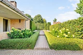 Stijlvolle villa met prachtige volgroeide tuin, in gegeerde villapark te Waregem. Welkom in deze prachtige gerenoveerde villa met toegangspoort, gelegen op een mooi hoekperceel in een rustig en residentieel villapark aan de Galopstraat 19 te Waregem. Deze woning combineert ruimte, licht en kwalitatieve afwerking tot een warme thuis waar comfort centraal staat.Bij het binnenkomen valt meteen de overvloed aan natuurlijk licht op dankzij de grote raampartijen en de doordachte indeling van de ruimtes. De villa (architect Degeyter) werd smaakvol gerenoveerd met kwalitatieve materialen en straalt klasse en gezelligheid uit.INDELING: inkom en traphal, apart toilet en vestiaire, gezellige grote lichtrijke leefruimte, eetplaats, moderne luxekeuken met eiland en extra ontbijthoek, handige bijkeuken/wasplaats, dubbele garage en kelder. Op het verdiep bevinden zich de overloop, 3 slaapkamers, dressing en 2 badkamers. Boven de garage bevindt zich een extra kamer/hobbyruimte/bureau. Prachtig omheinde volgroeide tuin met vijver, handige oprit en parking. Dankzij de rustige ligging in een residentiële buurt en de kwalitatieve renovatie is deze villa de ideale combinatie van comfortabel wonen en tijdloze elegantie.Bezoek na afspraak met IMMO BEGUIN: charlotte@immobeguin.be