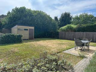 Deze ruime villa bevindt zich in een rustige en residentiële wijk, midden in het groen en vlakbij de Nederlandse grens. De woning heeft een prachtige, zonnige tuin met zonneterras waar het in alle rust vertoeven is. Op het gelijkvoers treffen we een inkomhal aan met apart gastentoilet, gezellige woonkamer met zicht op de tuin, ingerichte eetkeuken met zijingang, 3 ruime slaapkamers en een badkamer met ligbad, douche, dubbele wastafel en toilet. Er is tevens en ruime inpandige garage aanwezig met automatische poort en een aparte opit. Op de 1ste verdieping is er een zeer ruime zolder waar nog verschillende kamers van gemaakt kunnen worden. Deze woning biedt erg veel mogelijkheden en is is ideaal gelegen.