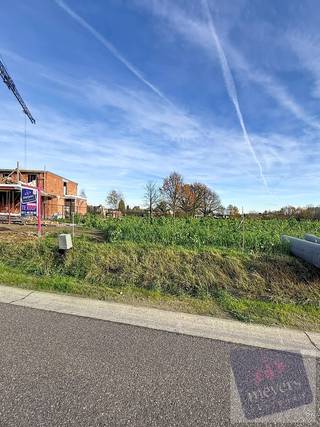Op zoek naar de ideale plek om uw droomwoning te realiseren? Ontdek deze prachtige bouwgrond van 8a93ca in een recent aangelegde verkaveling in...